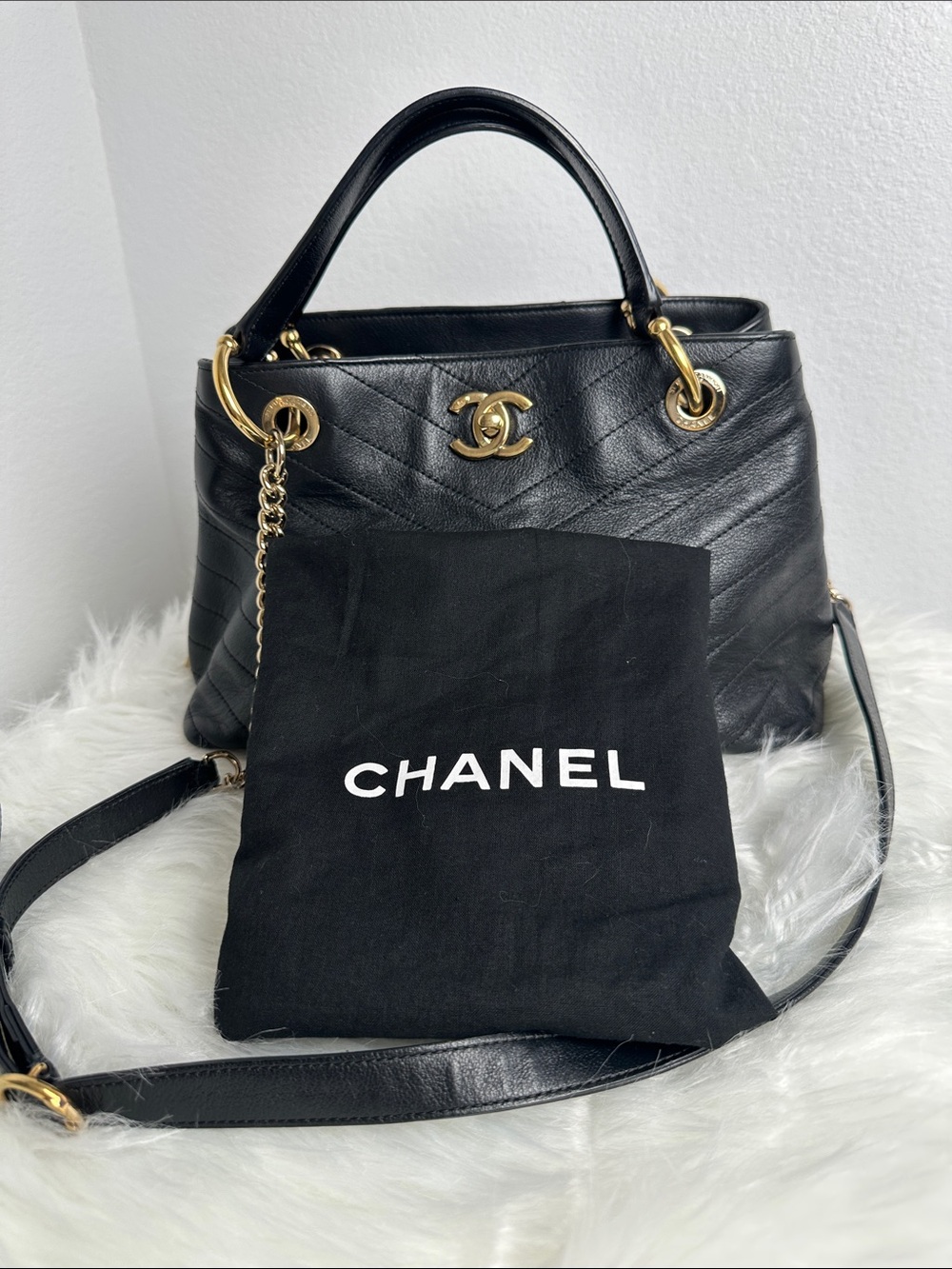 💯Authentic Chanel Chevron Quilted Shoulder Bag – Black Leather & Gold Hardware🍀 - Picture 11 of 16